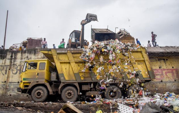 The people are to be blamed to a large extent when it comes to littering of garbage, traffic indiscipline, and breaking queues. (In pic) Kothrud garbage dumping yard in Pune.(HT/PHOTO)