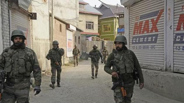 Army soldiers on patrol on the outskirts of Srinagar, Jammu and Kashmir (File Photo)(HT)