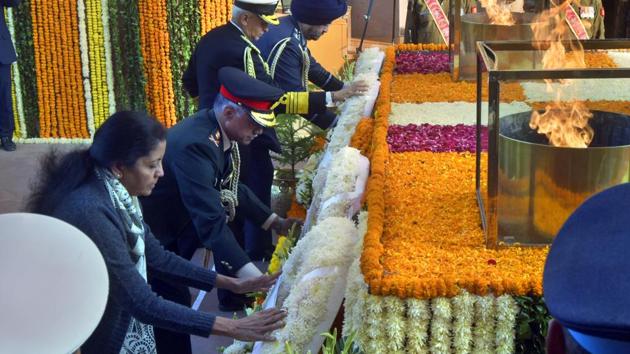 Defence minister Nirmala Sitharaman and senior officers pay tribute to soldiers on the occasion of Vijay Diwas, at India Gate, in New Delhi on December 16.(Sushil Kumar/HT PHOTO)