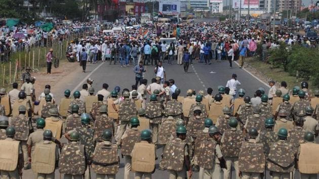 Police said they had to use mild force on farmers after they began creating ruckus upon being informed that there was not enough urea.(HT File / Photo used for representational purpose only)