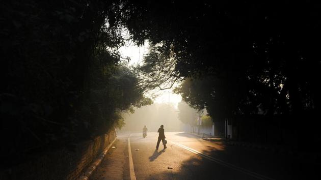Moderate fog engulfed Delhi on Sunday. (Sanchit Khanna/HT PHOTO) Moderate fog engulfed Delhi on Sunday. (Sanchit Khanna/HT PHOTO)