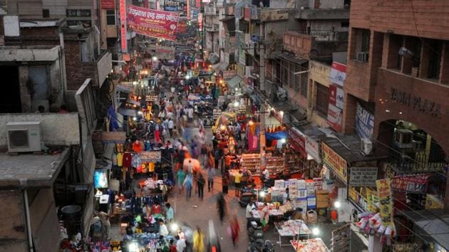 Following MCG sealing drives against traders operating with a licence, there has been a surge in the demand for permits in Gurugram.(Parveen Kumar / HT Photo) Following MCG sealing drives against traders operating with a licence, there has been a surge in the demand for permits in Gurugram.(Parveen Kumar / HT Photo)