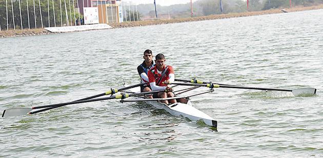 Pune, India -Monday, December,17,2018 Rowers in action during the practice session at Army Rowing Node (ARN) in College of Military Engineering (CME) campus on Monday.(HT/PHOTO)