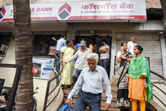Rush in cosmos bank of Gokhale nagar branch in Pune. (Sanket Wankhade/HT PHOTO) Rush in cosmos bank of Gokhale nagar branch in Pune. (Sanket Wankhade/HT PHOTO)