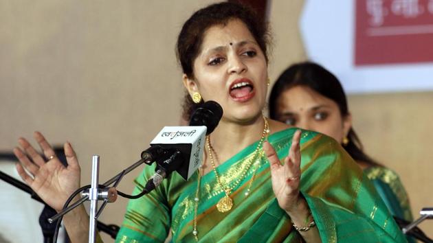 Vocalist Apurva Gokhale performs on the concluding day of the 66th Sawai Gandharav Bhimsen Mahotsav at Maharashtriya Mandal Sankul, Mukundnagar on Sunday. (RAHUL RAUT/HT PHOTO) Vocalist Apurva Gokhale performs on the concluding day of the 66th Sawai Gandharav Bhimsen Mahotsav at Maharashtriya Mandal Sankul, Mukundnagar on Sunday. (RAHUL RAUT/HT PHOTO)