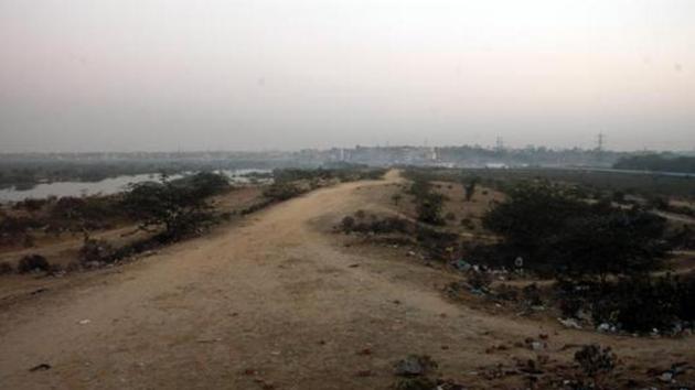 File photo of the proposed land for Kalindi Kunj bypass near Ashram Chowk in New Delhi. The National Highways Authority of India is taking over the project from the Delhi government.(HT File)