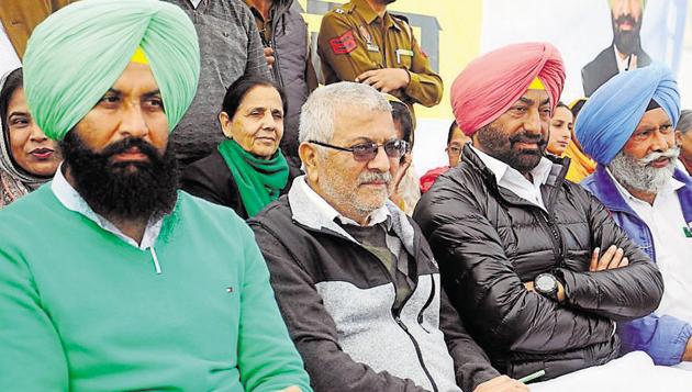 (From left) Lok Insaaf Party chief Simrajeet Singh Bains, Patiala MP Dharamvira Gandhi and Bholath MLA Sukhpal Singh Khaira during a rally in Patiala on Sunday. (HT Photo) (From left) Lok Insaaf Party chief Simrajeet Singh Bains, Patiala MP Dharamvira Gandhi and Bholath MLA Sukhpal Singh Khaira during a rally in Patiala on Sunday. (HT Photo)