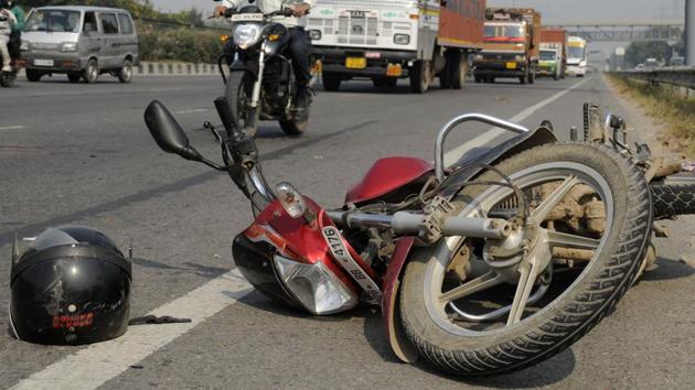 Since the victim didn’t leave the snatcher’s hand, the rider lost balance, the motorcycle skid, and all the men fell off. (HT File / Photo used for representational purpose only) Since the victim didn’t leave the snatcher’s hand, the rider lost balance, the motorcycle skid, and all the men fell off. (HT File / Photo used for representational purpose only)