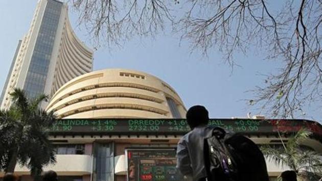 Breaking its five-day winning streak, the benchmark BSE Sensex fell 141 points in early trade Tuesday, as banking, IT, realty and FMCG stocks retreated, tracking sell-off in global market.(Reuters)