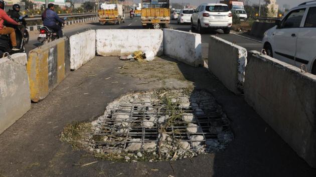 A portion of Rampura flyover caved in from Jaipur to Delhi side at National Highway 48 near sector-82/83, in Gurugram, on Monday, 17 December 2018.(Parveen Kumar / HT Photo)