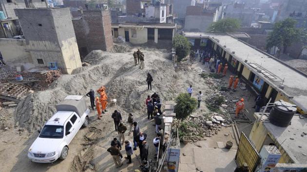 Two children were killed after the boundary wall of a private school in Noida’s Salarpur village collapsed on Monday December 17, 2018. (Sunil Ghosh / HT Photo) Two children were killed after the boundary wall of a private school in Noida’s Salarpur village collapsed on Monday December 17, 2018. (Sunil Ghosh / HT Photo)