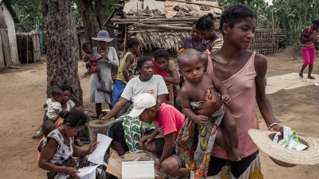 Residents participate in a programme to screen for malnutrition and distribute food supplements for infants. “Today, 1.2 million people are food insecure,” said Maman Bashir Yacouba, head of the World Food Programme (WFP) in Madagascar.”In most of these areas, the whole economy is based on agriculture and livestock, and it has been at least four years now that there has not been good rainfall ”. (Rijasolo / AFP) Residents participate in a programme to screen for malnutrition and distribute food supplements for infants. “Today, 1.2 million people are food insecure,” said Maman Bashir Yacouba, head of the World Food Programme (WFP) in Madagascar.”In most of these areas, the whole economy is based on agriculture and livestock, and it has been at least four years now that there has not been good rainfall ”. (Rijasolo / AFP)