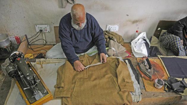 Pheran, a loose outer garment often worn over warm clothes in winters, was introduced in Kashmir some 600 years ago from Middle East.(Waseem Andrabi / Hindustan Times)