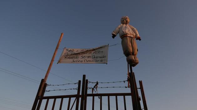 An effigy on a fence next to a banner reads “No more robberies. People caught stealing will be burned. Community justice”. Javiera Lopez, Arica’s chief prosecutor, said migrants often suffer sexual assault and robberies. “There are scars that might never heal, not only from the journey but also once in Chile because they find the situation is totally different to the one they thought they would find,” he said. (Ivan Alvarado / REUTERS)