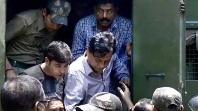 Saradha Group chairman Sudipta Sen being brought to a court in 2014. Unlike Saradha, no political party leader has yet been named in the MPS case.(HT Photo)