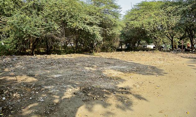 KCB employed 15 staff and used two earth moving machines to clear the spot of rubble and garbage on December 16.(Milind Saurkar/HT Photo)