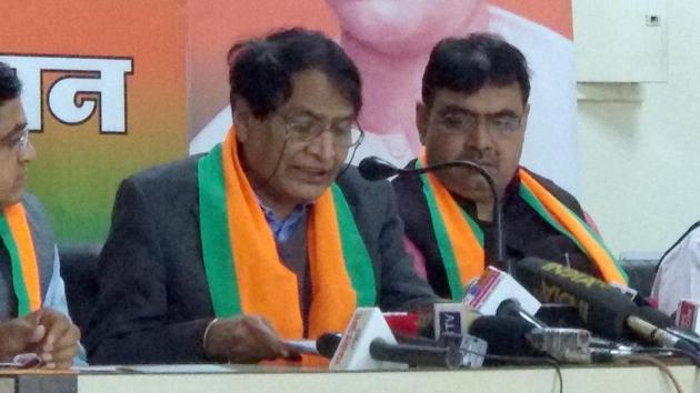 Union minister Suresh Prabhu addresses a press conference at BJP office in Jaipur, December 18, 2018. (HT Photo) Union minister Suresh Prabhu addresses a press conference at BJP office in Jaipur, December 18, 2018. (HT Photo)