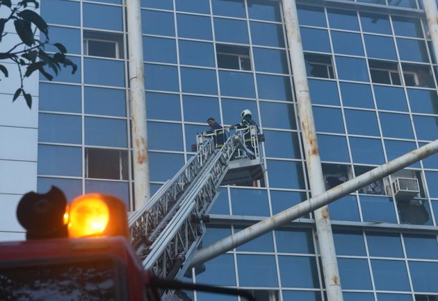 Fire broke out at the ESIC Kamgar Hospital in Andheri on Monday. (Hindustan Times) Fire broke out at the ESIC Kamgar Hospital in Andheri on Monday. (Hindustan Times)