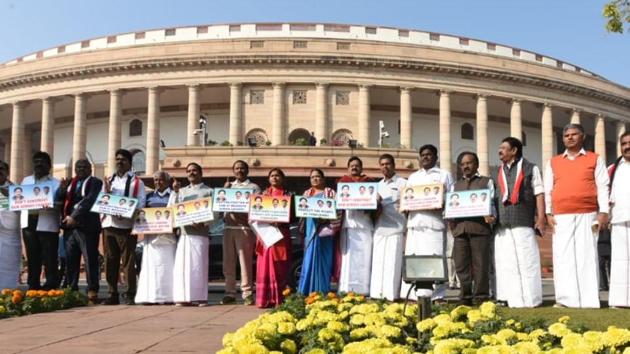 AIADMK MPs staging a protest demonstration demanding to stop construction of Dam at Megadatu across Cauvery River in Parliament house in New Delhi on Wednesday.(Sonu Mehta/ HT Photo)