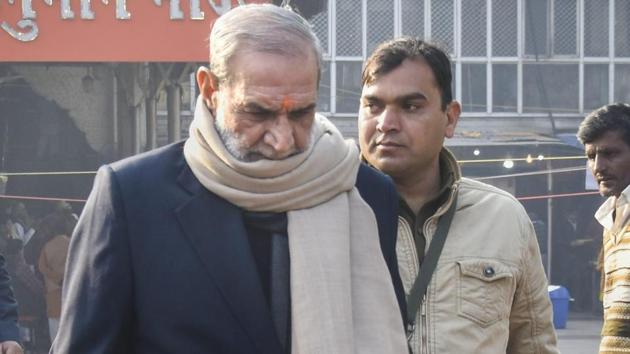 Congress leader Sajjan Kumar visits Hanuman temple at Conaught Place, in New Delhi, Tuesday, Dec. 18, 2018.(PTI)