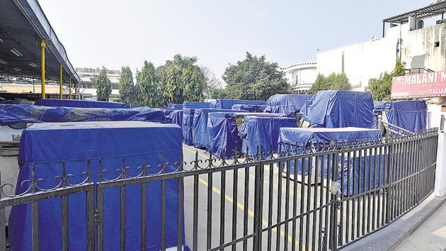 Large marble slabs wrapped in blue plastic sheets can be seen on both sides of the road in Chhattarpur. (Sanchit Khanna/HT Photo) Large marble slabs wrapped in blue plastic sheets can be seen on both sides of the road in Chhattarpur. (Sanchit Khanna/HT Photo)