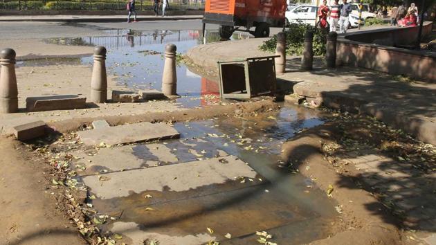 Sewage water overflows near Albert Hall Museum in Jaipur.(HT Photo)