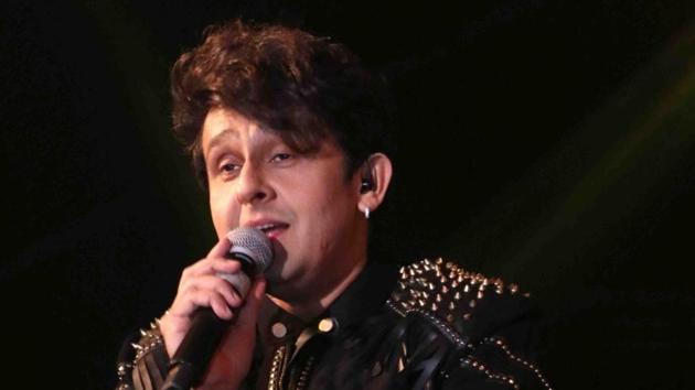 Singer Sonu Nigam performs at a concert in Kolkata.(IANS) Singer Sonu Nigam performs at a concert in Kolkata.(IANS)