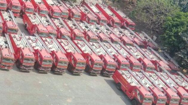 The Delhi Fire Services (DFS) is not being able to register at least 60 new fire tenders purchased in March 2018. (HT Photo) The Delhi Fire Services (DFS) is not being able to register at least 60 new fire tenders purchased in March 2018. (HT Photo)