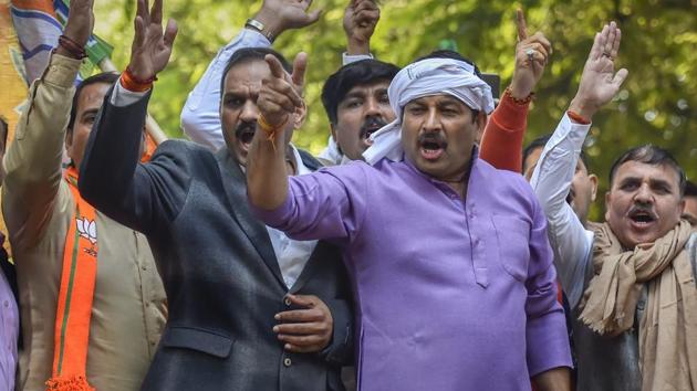 Delhi BJP President Manoj Tiwari with party supporters during a protest against Congress President Rahul Gandhi over the alleged scam in Rafale deal, outside the AICC office in New Delhi, Wednesday, Dec. 19, 2018.(PTI)