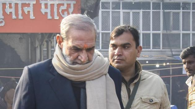 Congress leader Sajjan Kumar visits Hanuman temple at Connaught Place in New Delhi on December 18.(PTI Photo)