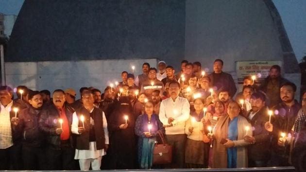 Members of the Samajwadi Party took out a candle march in Agra to condole the gruesome killing of the school girl(HT Photo)