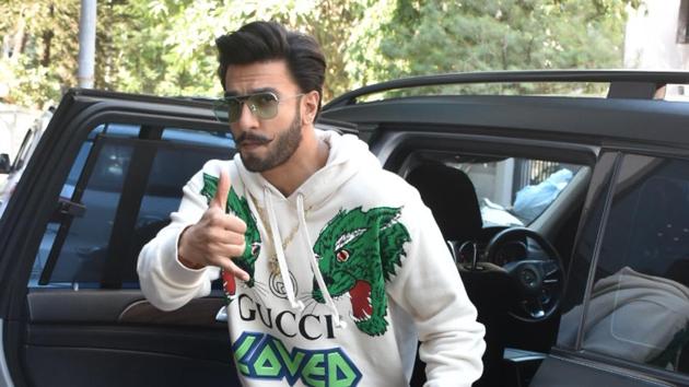 Ranveer Singh was spotted in Mumbai as he goes for an interview.(Viral Bhayani)