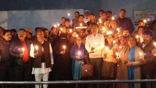 Samajwadi Party members took out a candle march in Agra to condole the gruesome killing of the school girl (HT Photo) Samajwadi Party members took out a candle march in Agra to condole the gruesome killing of the school girl (HT Photo)