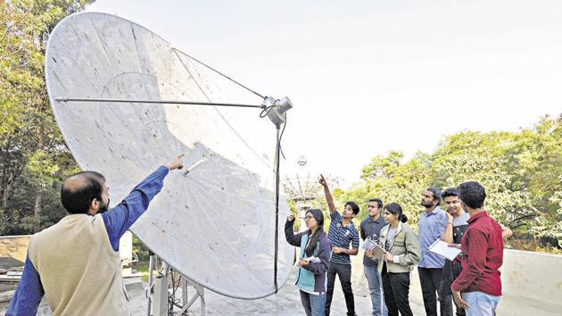 Students of winter school learning about the four metre radio telescope at National Centre for Radio Astrophysics.(Pratham Gokhale/HT Photo)