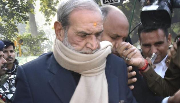 New Delhi: Congress leader Sajjan Kumar appears at the Patiala House Court in connection with the 1984 anti-Sikh riots case, 3 days after he was convicted in another riots case by High Court, in New Delhi, Thursday, Dec. 20, 2018. (PTI Photo) (PTI12_20_2018_000012B)(PTI)