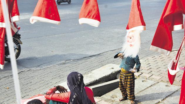 A family of street vendors sell Santa Claus masks at Yerawada as the city gears up to celebrate Christmas. (SHANKAR NARAYAN/HT PHOTO) 