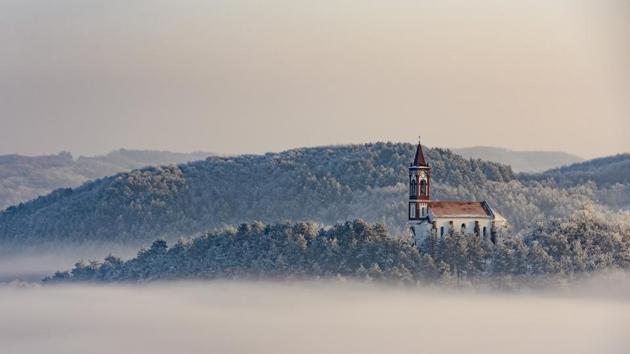 A church stands above a layer of fog at the village of Soshartyan, 115 kms northeast of Budapest, Hungary. (Peter Komka / MTI via AP) 