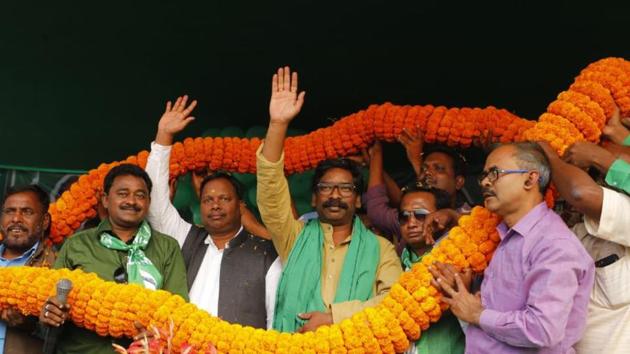 JMM working president Hemant Soren (centre) with party leaders at a public meeting (HT Photo) JMM working president Hemant Soren (centre) with party leaders at a public meeting (HT Photo)