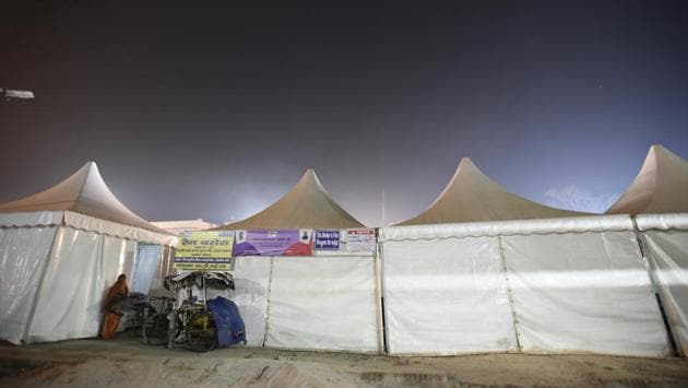Winter stay at all shelters is free whereas in summers, it’s Rs 10 per night. This winter the white makeshift tents are ‘German-European’ style, which the government says are rainproof and fire retardant. There are folding beds, linen, pillows and mattresses unlike last year’s jute mats on the ground. Spread across Kashmere Gate ISBT, Nizamuddin (pictured), Yamuna Pushta, AIIMS and other places, each accommodates 50-60 people. (Burhaan Kinu / HT Photo) Winter stay at all shelters is free whereas in summers, it’s Rs 10 per night. This winter the white makeshift tents are ‘German-European’ style, which the government says are rainproof and fire retardant. There are folding beds, linen, pillows and mattresses unlike last year’s jute mats on the ground. Spread across Kashmere Gate ISBT, Nizamuddin (pictured), Yamuna Pushta, AIIMS and other places, each accommodates 50-60 people. (Burhaan Kinu / HT Photo)