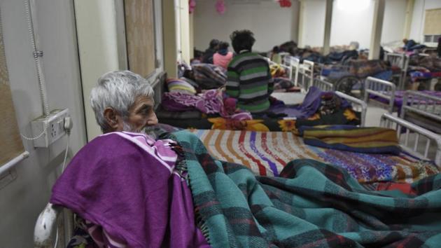 A view inside the Sarai Kale Khan shelter home. Reena Devi whose child suffers from a chronic disease, has been staying in a tent outside AIIMS metro station, but faces trouble as government-run toilets remain locked at night. The project coordinator running shelters at Sarai Kale Khan and AIIMS said it was difficult to get permission to set up even two tents at the hospital gate and there’s no space for toilets. (Burhaan Kinu / HT Photo) A view inside the Sarai Kale Khan shelter home. Reena Devi whose child suffers from a chronic disease, has been staying in a tent outside AIIMS metro station, but faces trouble as government-run toilets remain locked at night. The project coordinator running shelters at Sarai Kale Khan and AIIMS said it was difficult to get permission to set up even two tents at the hospital gate and there’s no space for toilets. (Burhaan Kinu / HT Photo)
