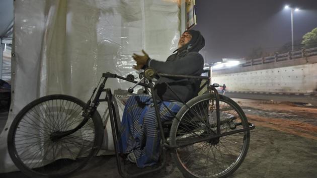 A homeless man outside a temporary shelter home, at Nizamuddin Basti, in New Delhi, on Tuesday, December 18, 2018.(Burhaan Kinu/HT PHOTO) A homeless man outside a temporary shelter home, at Nizamuddin Basti, in New Delhi, on Tuesday, December 18, 2018.(Burhaan Kinu/HT PHOTO)