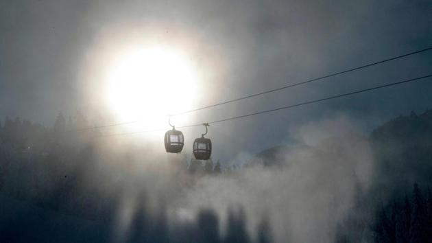 Gondolas of a cable are pictured in the morning fog as temperatures dropped bellow minus 8 degrees Celsius near Fieberbrunn in Tirol, Austria. (Joe Klamar / AFP) 