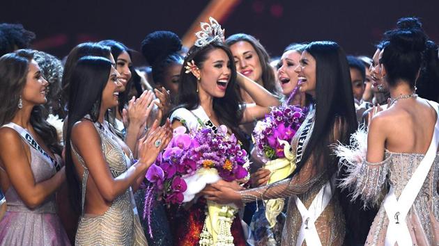 Catriona Gray of the Philippines (C) is congratulated by contestants after winning the Miss Universe 2018 in Bangkok, Thailand. (Lilian Suwanrumpha / AFP) 