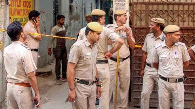 The girl, a class 10 student, was returning home from her school when the incident took place.(HT File) The girl, a class 10 student, was returning home from her school when the incident took place.(HT File)