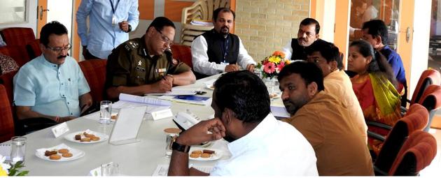 (From left) BJP house leader Eknath Pawar; Makarand Ranade, additional commissioner of police Pimpri-Chinchwad; Shravan Hardikar, PCMC Commissioner; Rahul Jadhav, Mayor PimpriChinchwad and Mamta Gaikwad (green), chairperson standing committee PCMC at the smart city board of directors meeting.(HT/PHOTO)