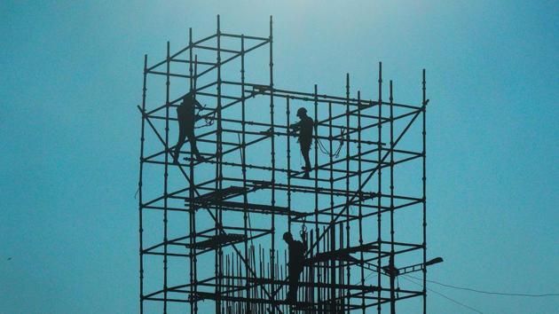 Workers at the construction site of Mumbai Metro Railway on Western Express Highway, Kandivali in Mumbai, Maharashtra. (Pramod Thakur / HT Photo)