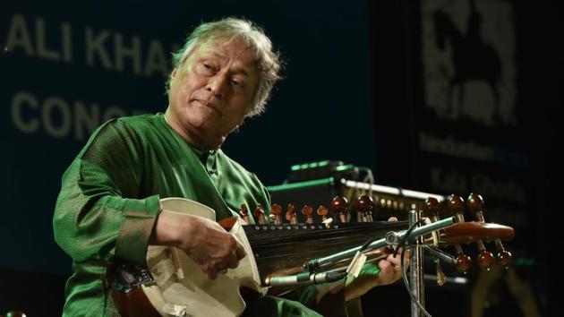 Sarod maestro Ustad Amjad Ali Khan has wowed audience time and time again. Now, a festival in town is giving visitors a glimpse of the traditional guru-shishya parampara.(Anshuman Poyrekar/ Hindustan Times)