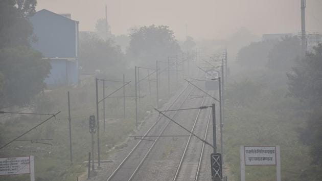 A view of smog and air pollution engulfed at Dimond Bridge, Kavi Nagar, in Ghaziabad. (HT File Photo) A view of smog and air pollution engulfed at Dimond Bridge, Kavi Nagar, in Ghaziabad. (HT File Photo)
