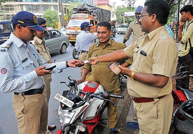 Pune traffic police has withheld 360 passport applications of people who have failed to clear pending fines of traffic violations(HT/PHOTO)