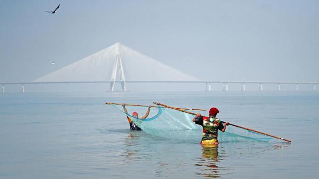 Fishermen a work off the beach near Chaitya Bhoomi at Dadar in Mumbai, Maharashtra. (Hemanshi Kamani / HT Photo)